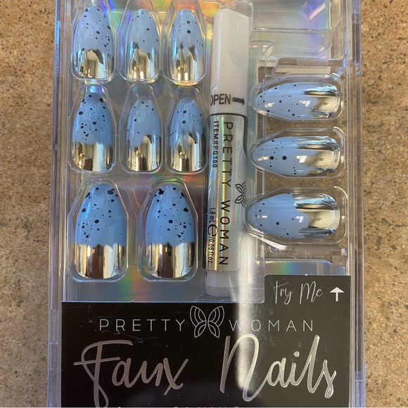 Pretty Woman Faux Nails - Picture 5 of 6